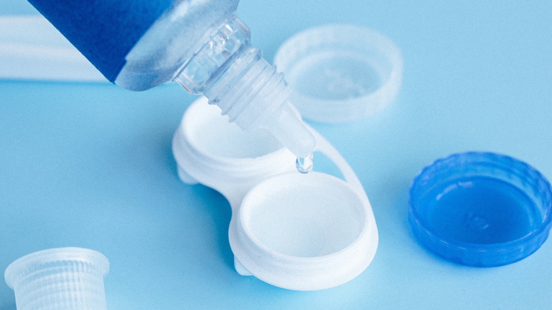 contact-lens-case-with-contact-lens-solution