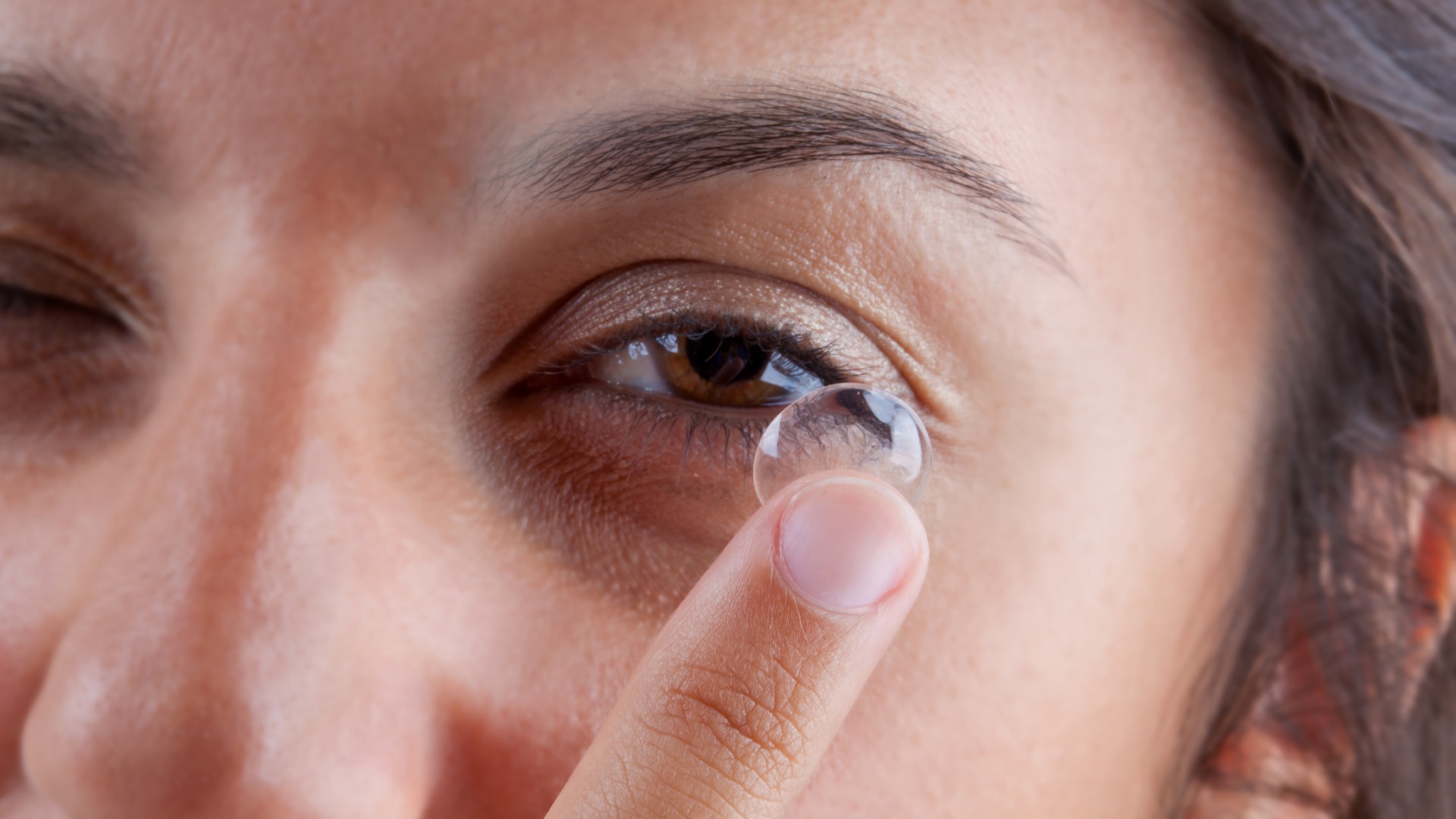 woman-inserting-contact-lens