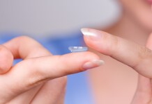 contact-lens-on-finger