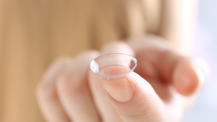 contact-lens-on-finger-closeup