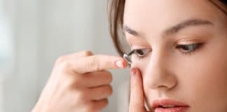 woman-trying-to-insert-contact-lens
