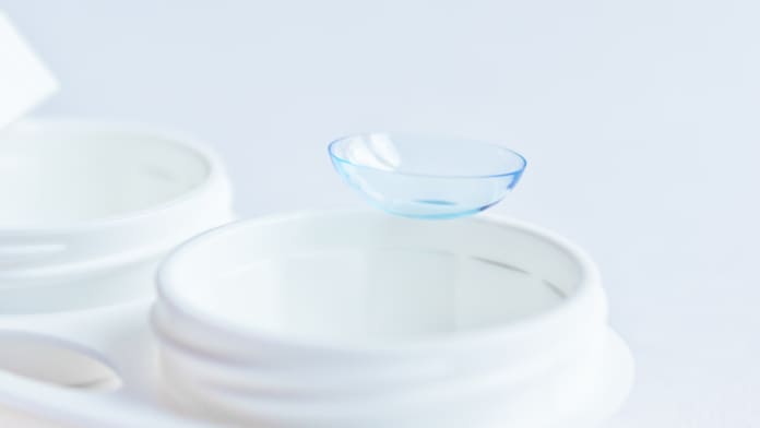 contact-lens-on-case
