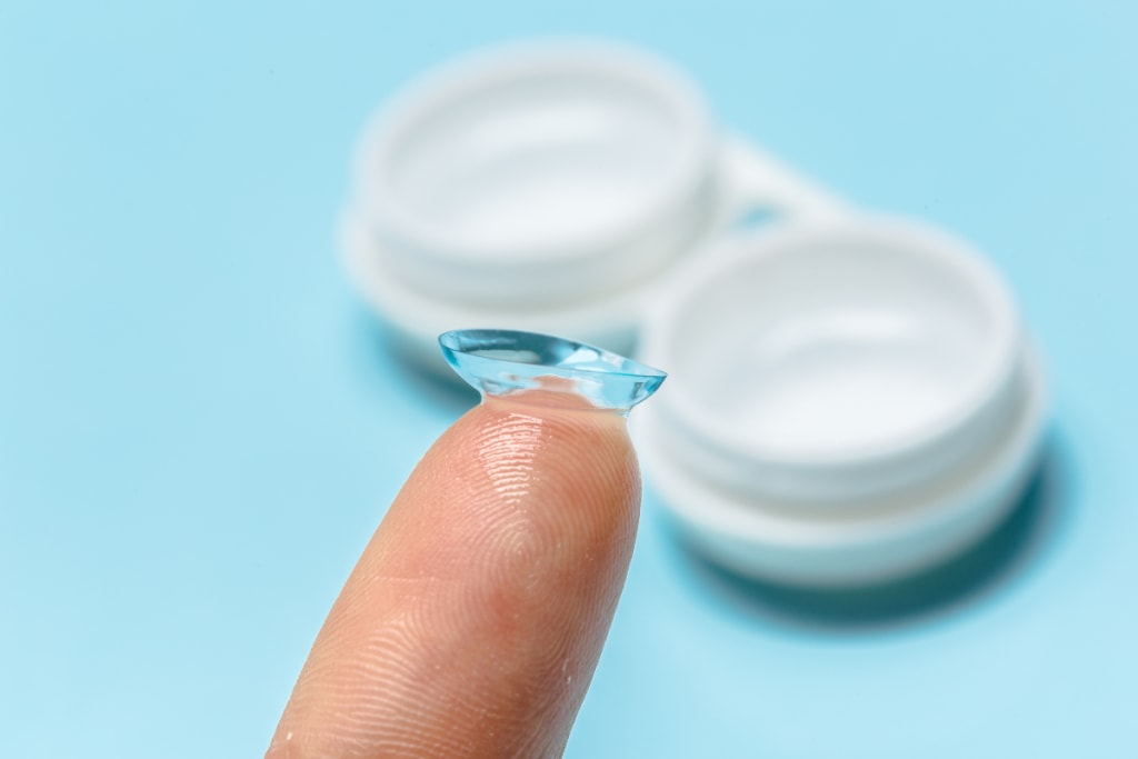 hand-with-contact-lens