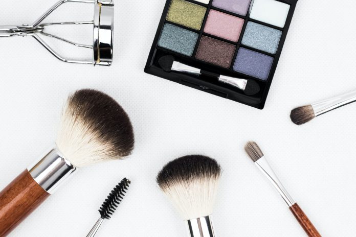 black-make-up-palette-and-brush-set