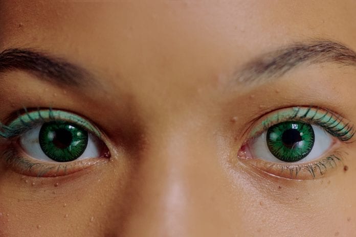 closeup-of-girl-with-green-eyes