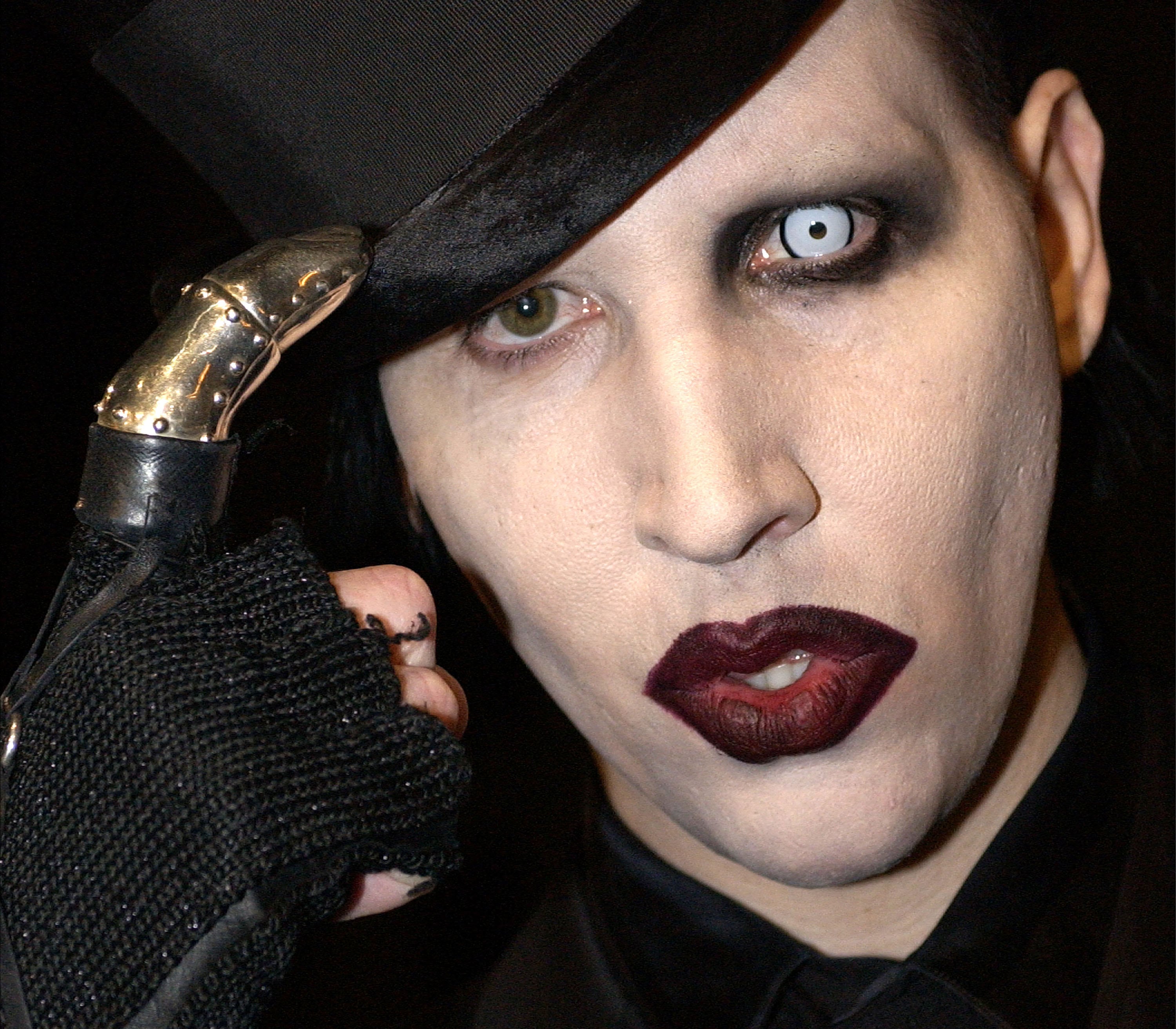 Manson with contacts